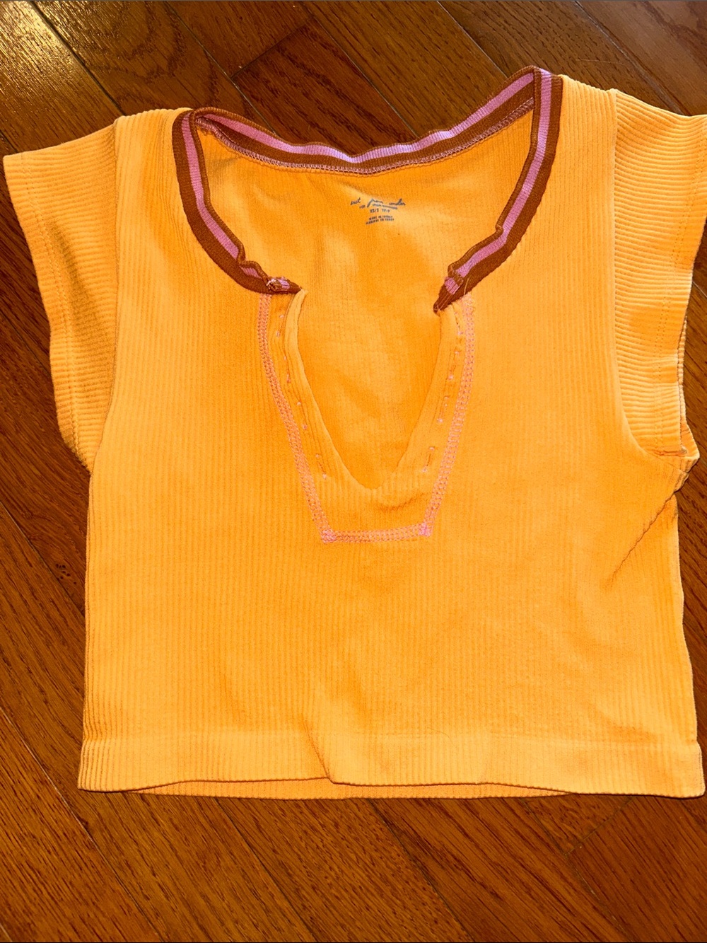 Urban Outfitters Orange cropped Ribbed V-Neck Tee with Contrast Trim Sz XS/S